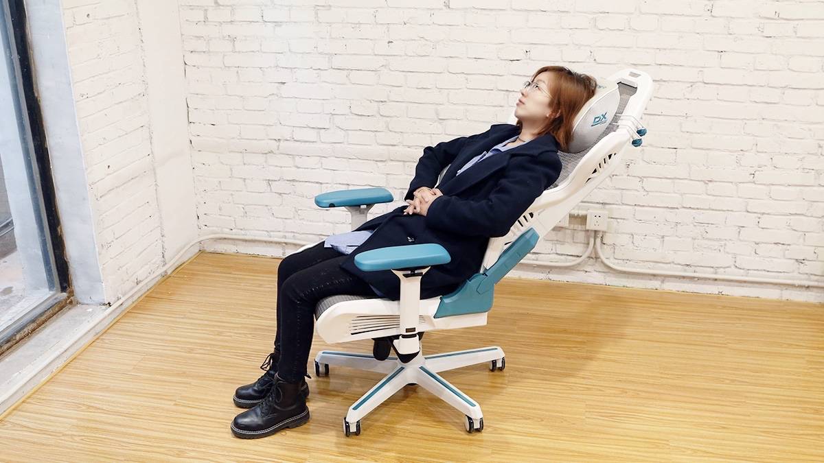 竞椅了！迪锐克斯AIR电竞网椅评测麻将胡了免费试玩夏天再也不怕坐电(图4)