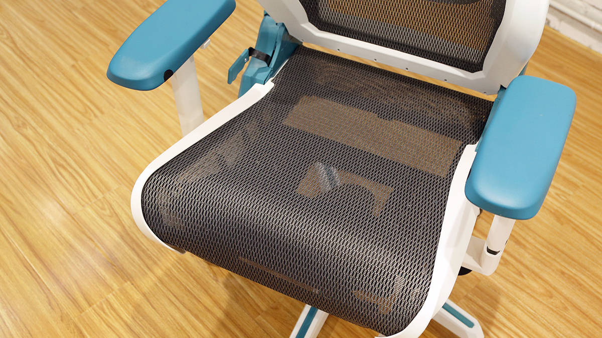 竞椅了！迪锐克斯AIR电竞网椅评测麻将胡了免费试玩夏天再也不怕坐电(图8)